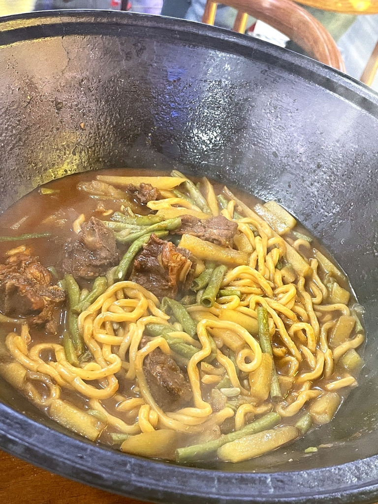 马出现铁锅焖面