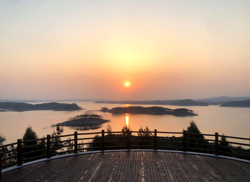 丹江口碧水连天观景台