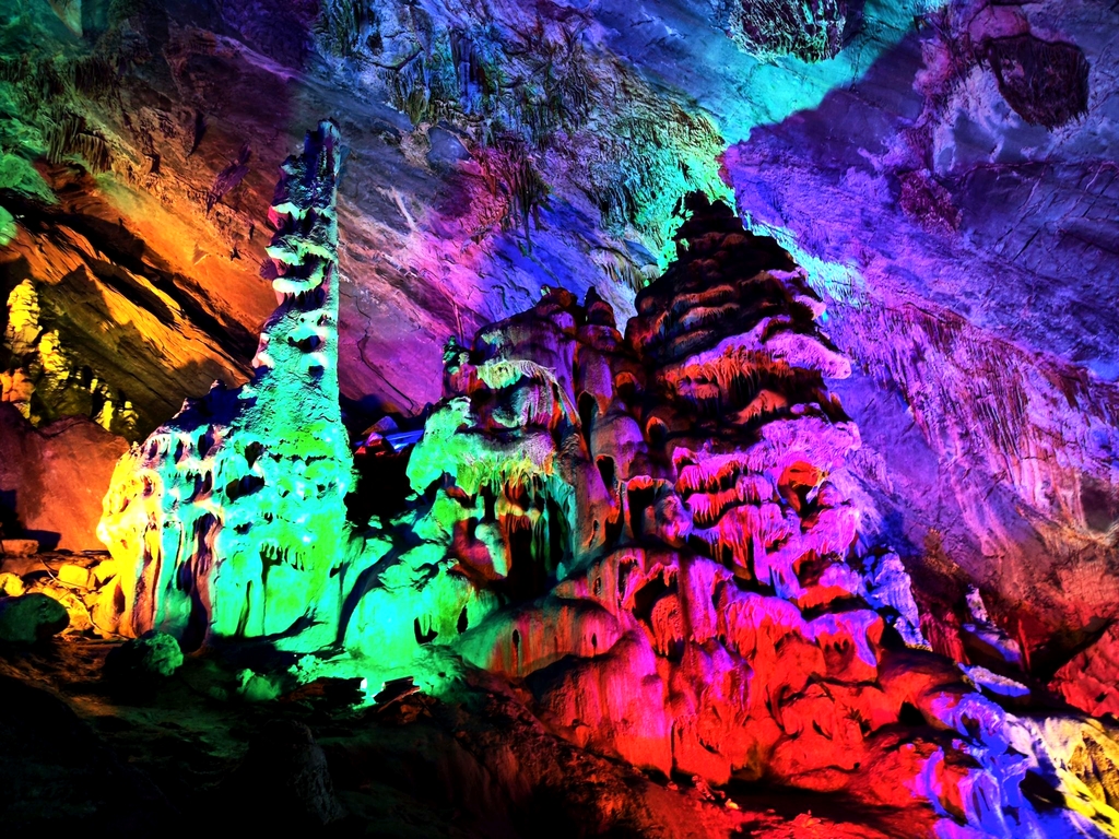 月亮洞溶洞风景区