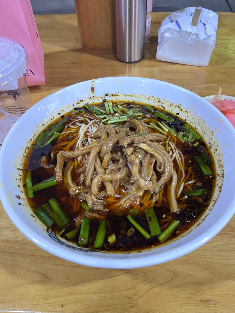 旭东地道糊辣壳摊摊面馆