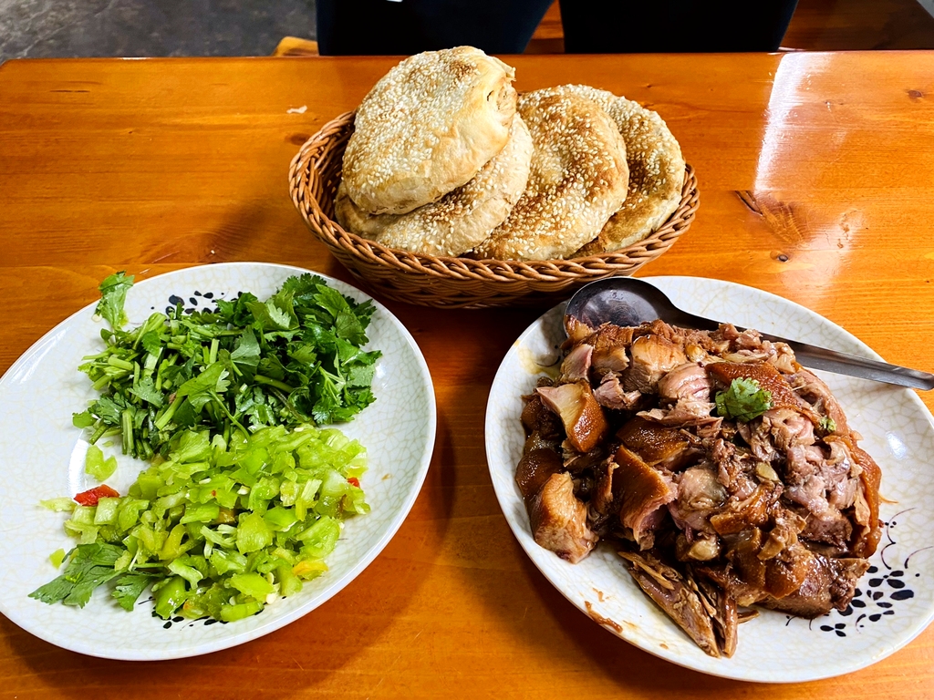 陇驾庄烧饼夹肉热肘子