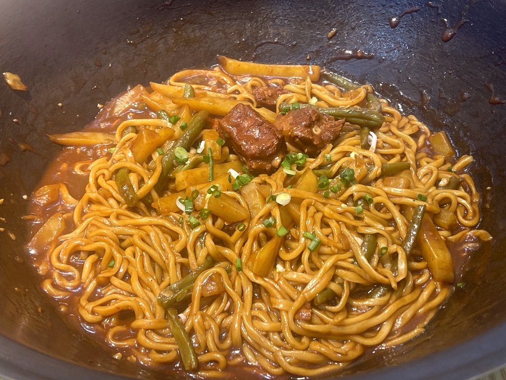 马出现铁锅焖面