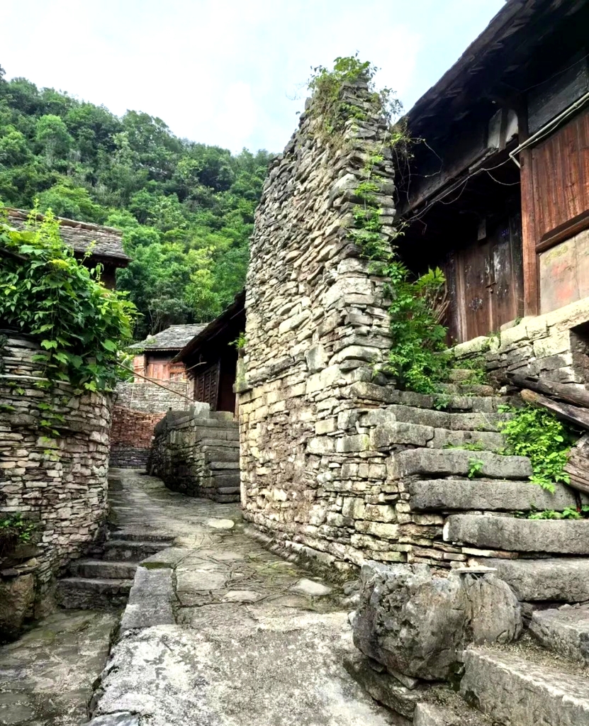 高荡千年布依古寨景区