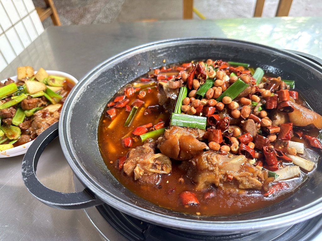 周进家乡特色火锅店