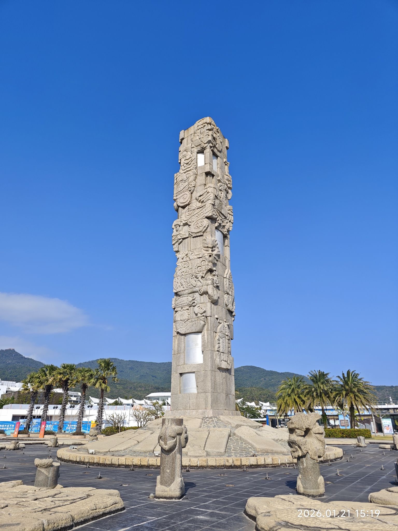 亚龙湾中心广场图腾柱