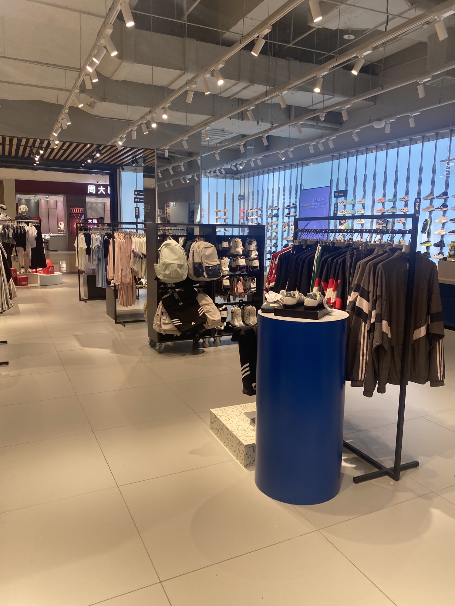 Adidass Mega Plus(三亚大悦城)